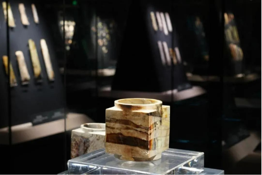看到這張照片，你是不是以為玉琮在“裸展”？沒錯，確實像。但它真的沒有裸展