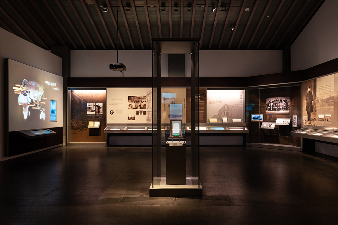 鄧小平故居陳列館-克里克展柜.jpg